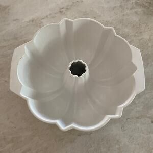 Nordic Ware aluminum Bundt Pan 9” white
